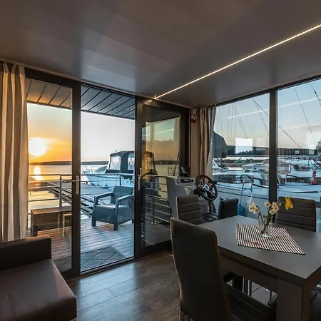 Apartment Na Wodzie Topiko Czarter Przy Ognisty Ptak Ogonki